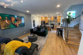 Cheerful new modern townhome close to downtown